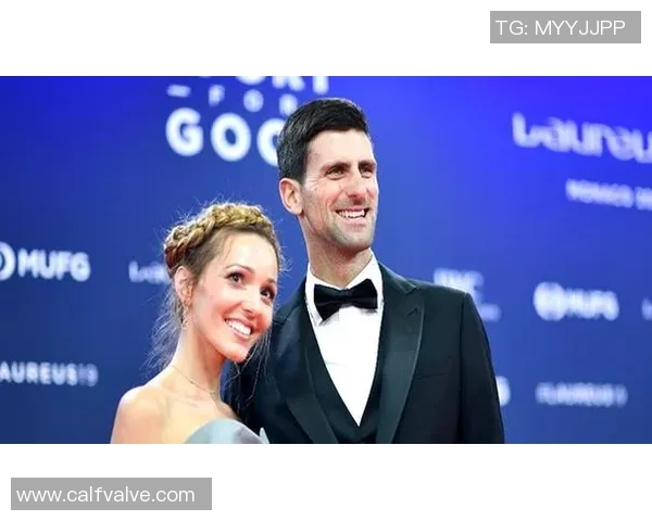 足球巨星与爱妻甜蜜合影展现深情瞬间引发网友热议